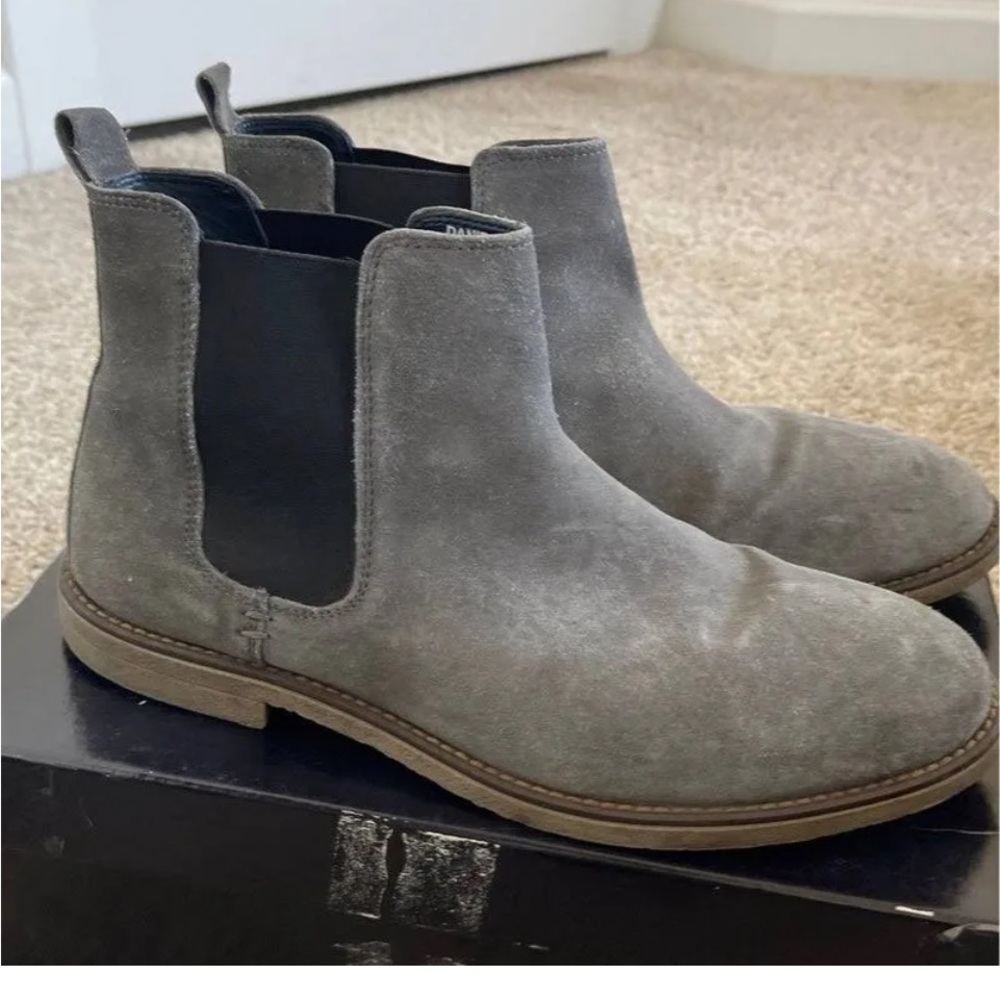 Mens leather chukka boots gray sz 8. Great condition no flaws Joseph Abboud